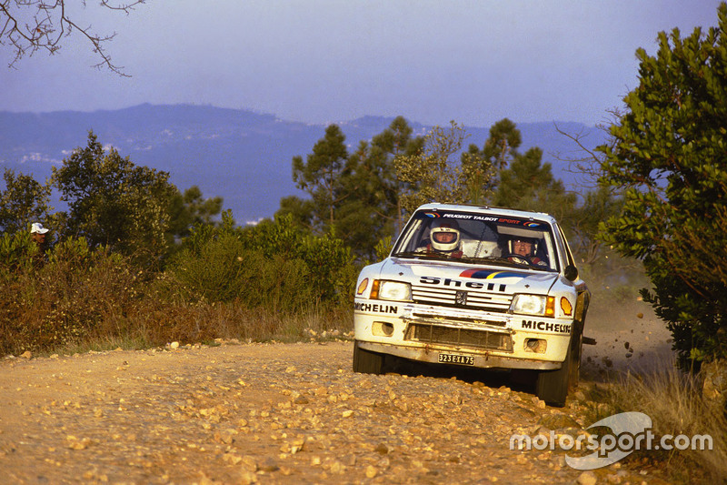 Timo Salonen en un Peugeot 205 T16 durante el Rally de Portugal, de 1985.