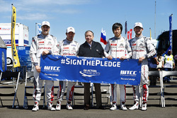 Pilotos de Citroen con Jean Todt, presidente de la FIA.