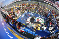 Podium: winnaar Tiago Monteiro, Honda Civic WTCC, Honda Racing Team JAS, tweede Rob Huff, Lada Vesta