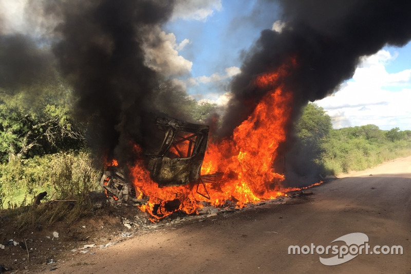 # 509 Renault: Martin van den Brink, Peter Willemsen, Richard Mouw, brandende truck