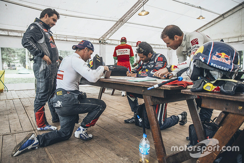 Paspoort controle voor Sébastien Loeb, Daniel Elena, Nasser Al-Attiyah en Matthieu Baumel