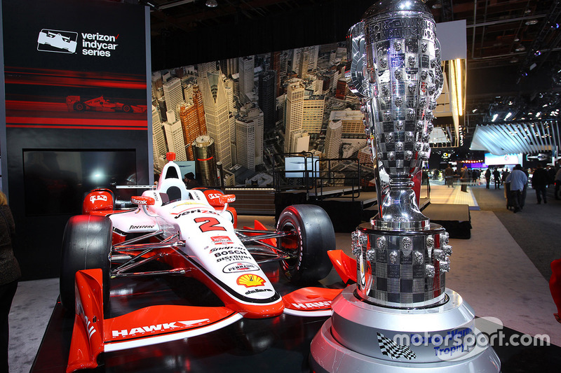 L'IndyCar de Montoya et le trophée de l'Indy500
