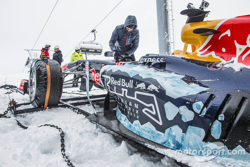 Red Bull RB7 llegando