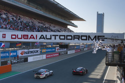冲线:比利时奥迪WRT车队19号奥迪R8 LMS:迈克尔·梅多斯、斯图尔特·伦纳德、劳伦斯·万索尔