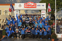 Podium:1. Sébastien Ogier, Julien Ingrassia, Volkswagen Motorsport feriert mit seinem Team den Sieg