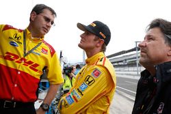 Ryan Hunter-Reay con el ingeniero de carrera Ray Gosselin y el dueño del equipo Michael Andretti