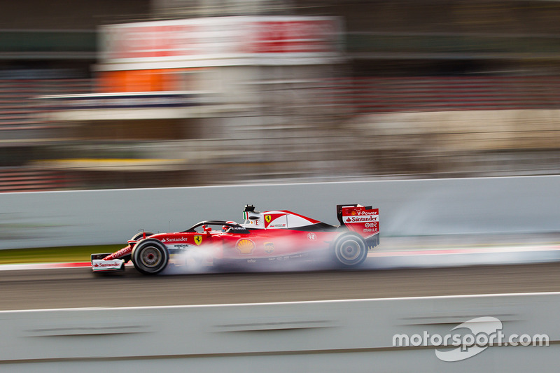 Kimi Raikkonen, Ferrari SF16-H, con la cubierta de la cabina de Halo, se bloquea en la frenada