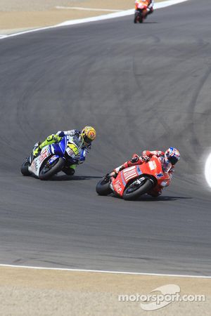 Valentino Rossi voor Casey Stoner