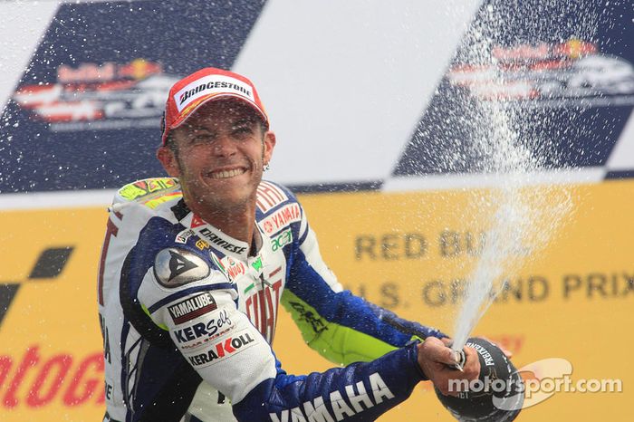 Podio: champagne para Valentino Rossi