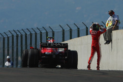 Felipe Massa, Scuderia Ferrari F2008, sufre una falla mecánica en el cable cerca del final de la car