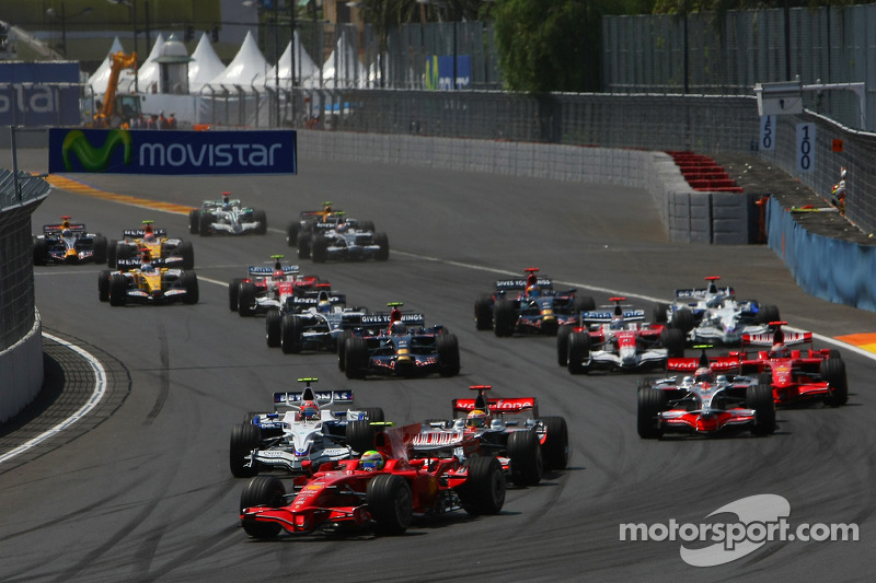 Start: Felipe Massa, Scuderia Ferrari, F2008 leads Lewis Hamilton, McLaren Mercedes, MP4-23