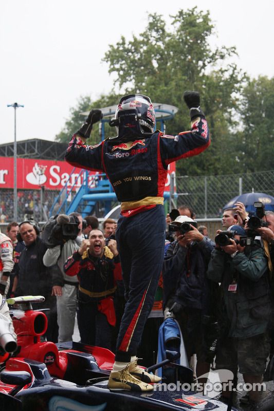 Ganador de la pole Sebastian Vettel celebra