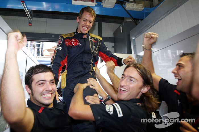 Ganador de la pole position Sebastian Vettel celebra