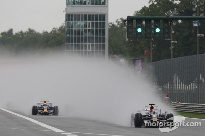 La salida con Sebastian Vettel, Scuderia Toro Rosso, STR03 y Heikki Kovalainen, McLaren Mercedes, MP4-2 liderando