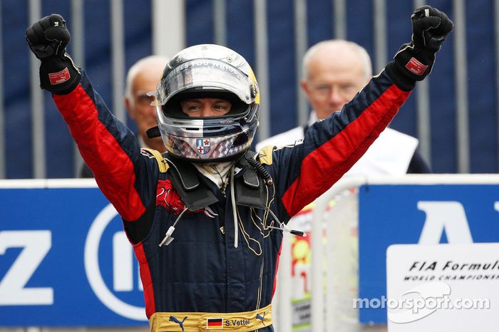 Ganador de la carrera Sebastian Vettel celebra