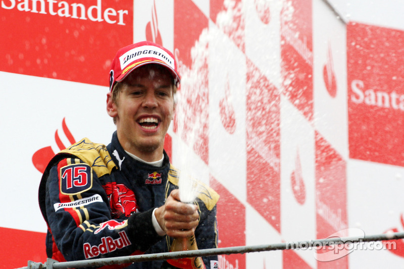 Outro momento marcante veio em 2008, quando Vettel, a bordo da Toro Rosso, surpreendeu na chuva e venceu pela primeira vez na F1.