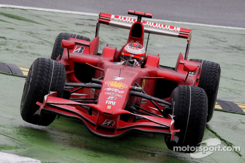 Kimi Raikkonen, Scuderia Ferrari, F2008, virajı kesiyor