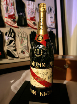 Шампанское Mumm с автографом