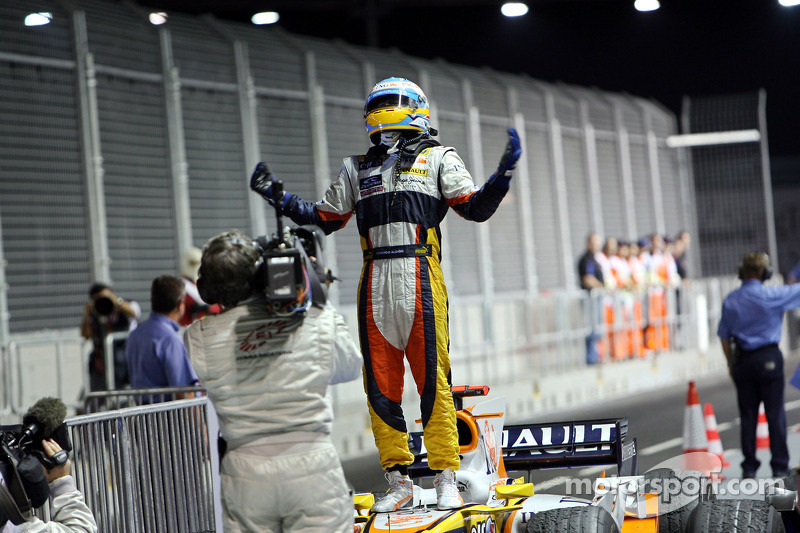 Ganador de la carrera Fernando Alonso celebra