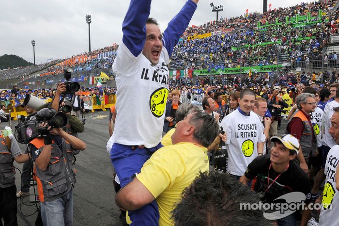 Los miembros del equipo Yamaha celebran victoria de Valentino Rossi y su 8 º Campeonato del mundo