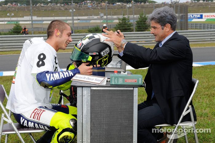 Ganador de la carrera y campeón del mundo 2008 Valentino Rossi firma y autentifica su casco