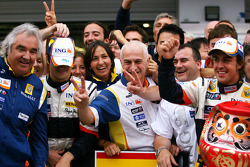Yarış galibi Fernando Alonso kutlama yapıyor ve Nelson A. Piquet, Flavio Briatore ve Renault F1 takı