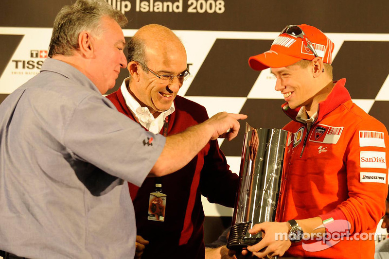 Casey Stoner recibe su versión réplica del trofeo de primera clase en reconocimiento a su campeonato