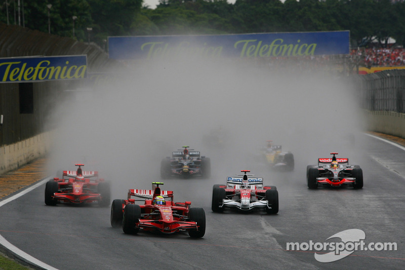 Départ: Felipe Massa, Scuderia Ferrari mène la course