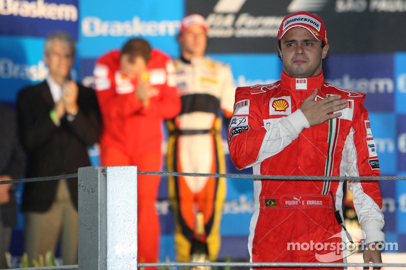 Em 2008, Felipe Massa venceu no Brasil e comemorou o título da F1 por alguns momentos. Foram poucos momentos de felicidade, pois Lewis Hamilton conseguiu o que precisava, chegar em quinto, em uma ultrapassagem a poucos metros da linha de chegada e arrancou