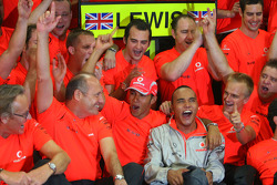 2008 World Champion Lewis Hamilton celebrates with Ron Dennis, Heikki Kovalainen and Mercedes team m