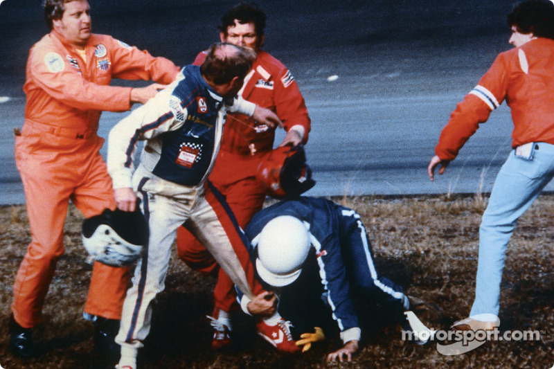 Cale Yarborough tient son casque dans sa main droite en se battant avec Bobby Allison et son frère Donnie