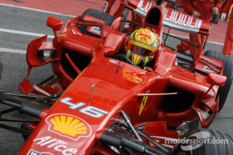 Valentino Rossi mengemudikan Ferrari F2008 di Mugello pada 2008