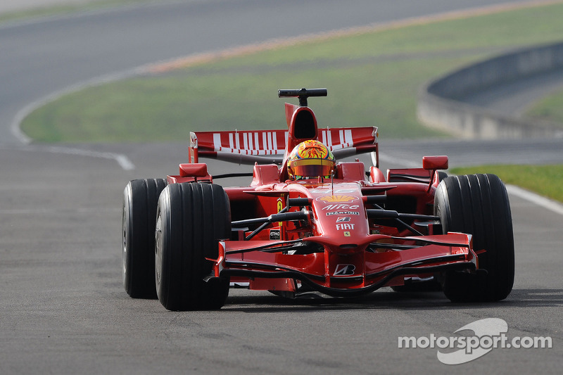 Valentino Rossi teste la Ferrari F2008