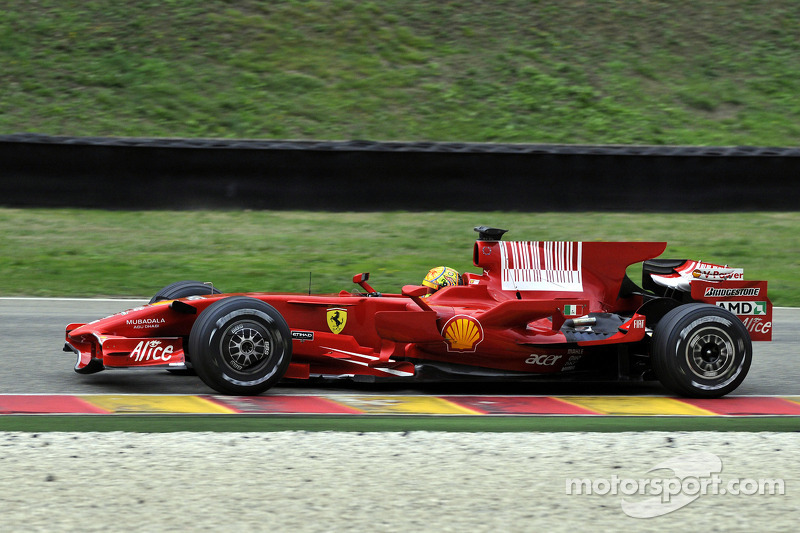 Valentino Rossi teste la Ferrari F2008