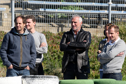 Gerhard Berger, David Coulthard, Red Bull Racing et Dietrich Mateschitz, propriétaire de Red Bull regardent les évènements sur la piste