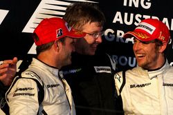 Podium : le vainqueur Jenson Button, Brawn GP, le deuxième Rubens Barrichello, Brawn GP et Ross Brawn, directeur général de Brawn Grand Prix