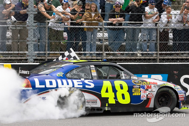 Le vainqueur de la course, Jimmie Johnson, Hendrick Motorsports Chevrolet, célèbre sa victoire