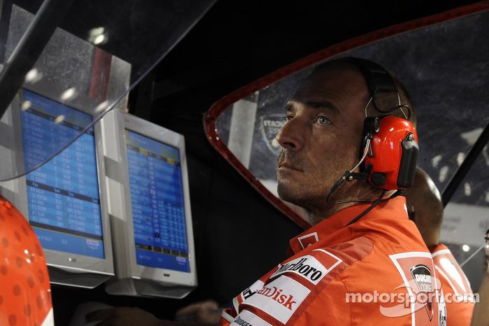 Livio Suppo en el muro de pits