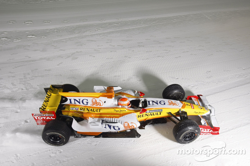 Nelson Piquet Jr. bestuurt de Renault F1 R28 in de sneeuw van Ski Dubai