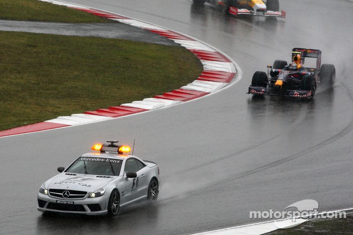 Sebastian Vettel, Red Bull Racing detrás del coche de seguridad