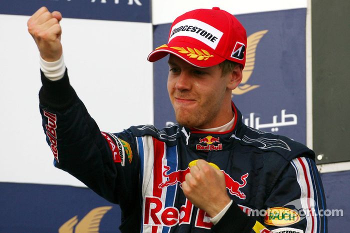 Podio: segundo lugar Sebastian Vettel, Red Bull Racing