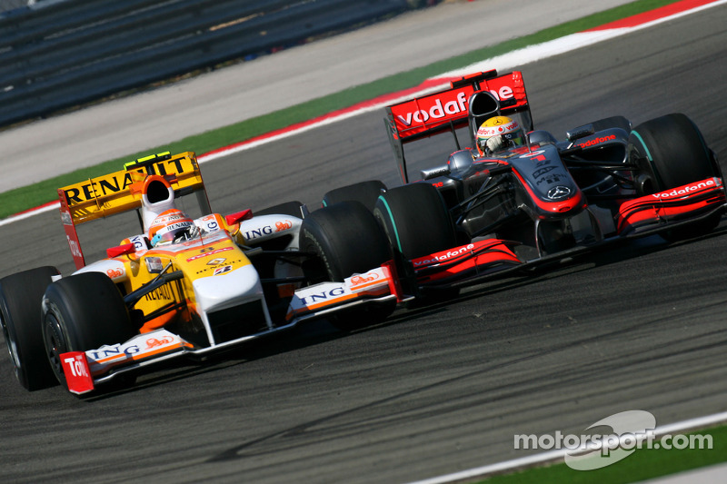 Nelson A. Piquet, Renault F1 Team pd Lewis Hamilton, McLaren Mercedes