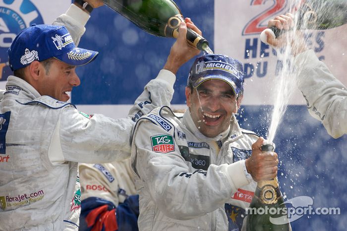 Marc Gené celebra su victoria absoluta con el Peugeot 908 en 2009