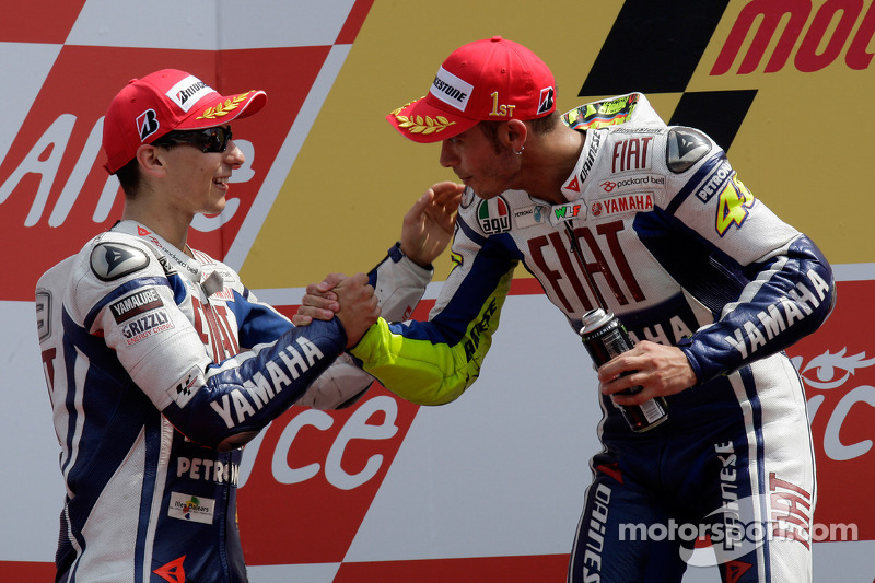 Podio: ganador de la carrera Valentino Rossi Fiat Yamaha Team celebra su triunfo 100 de MotoGP con Jorge Lorenzo, segundo