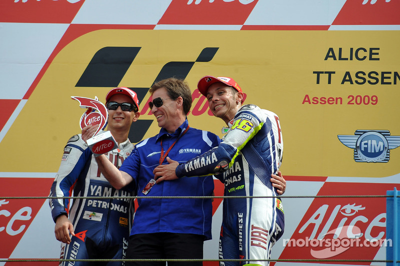 2009: Валентино Россі святкує свою 100 перемогу MotoGP з Ліном Джарвісом і Хорхе Лоренсо, Fiat Yamaha Team
