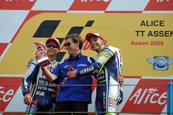 Podium: le vainqueur Valentino Rossi, Fiat Yamaha Team célèbre sa 100ème victoire en MotoGP avec Jorge Lorenzo, Fiat Yamaha Team et Lin Jarvis