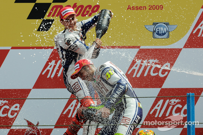 Podio: ganador de la carrera Valentino Rossi Fiat Yamaha Team celebra su triunfo 100 de MotoGP con Jorge Lorenzo