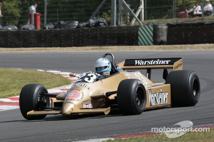 Após alguns modelos exóticos e ineficientes, o modelo A3 da equipe britânica Arrows chamou a atenção pela bela combinação de cores e o dourado da cervejaria alemã Warsteiner.