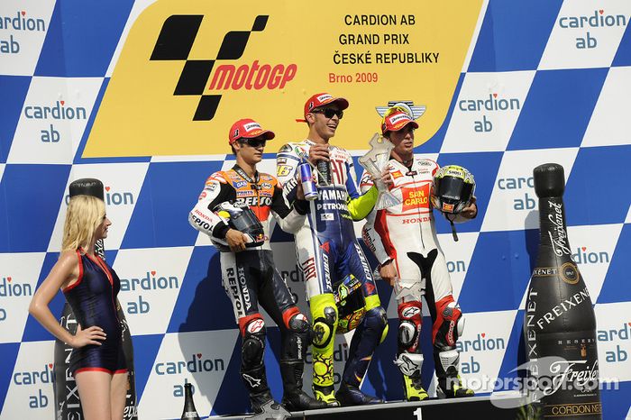 Podio: 1º Valentino Rossi, 2º Dani pedrosa, 3º Toni Elías