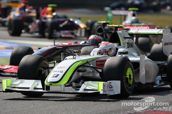 Rubens Barrichello conseguiu se manter à frente, com tática diferente.